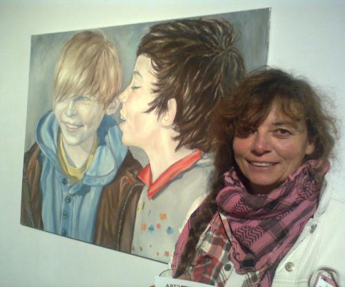 Jo with one
of her paintings (www.joannadavies.co.uk)